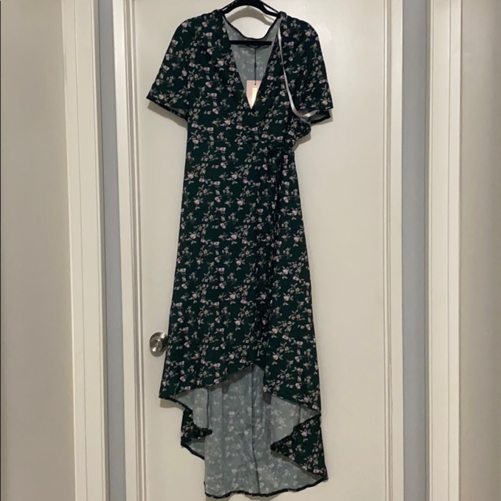 ✨NEW✨ Women’s Plus-Sized Floral Wrap Dress